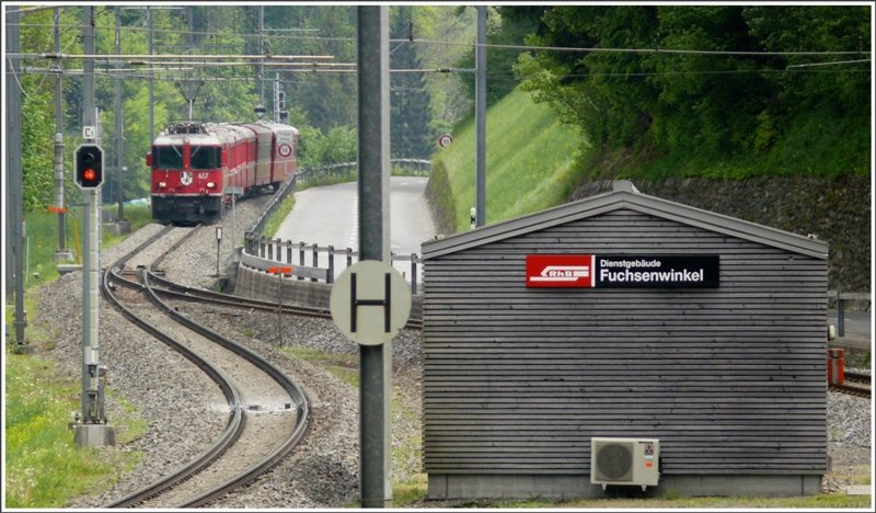 RE 1244 mit Ge 4/4 II 617  Ilanz  nhert sich der Dienststation Fuchsenwinkel. (14.05.2009)