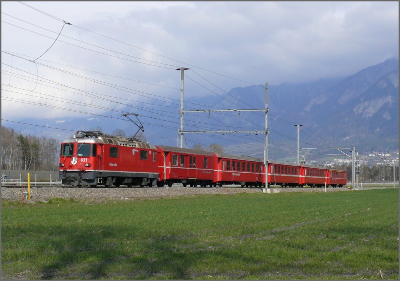 RE 1244 nach Disentis mit Ge 4/4 II 621  Felsberg  kurz vor dem Dorf, dessen Namen die Lok trgt. (31.03.2008)