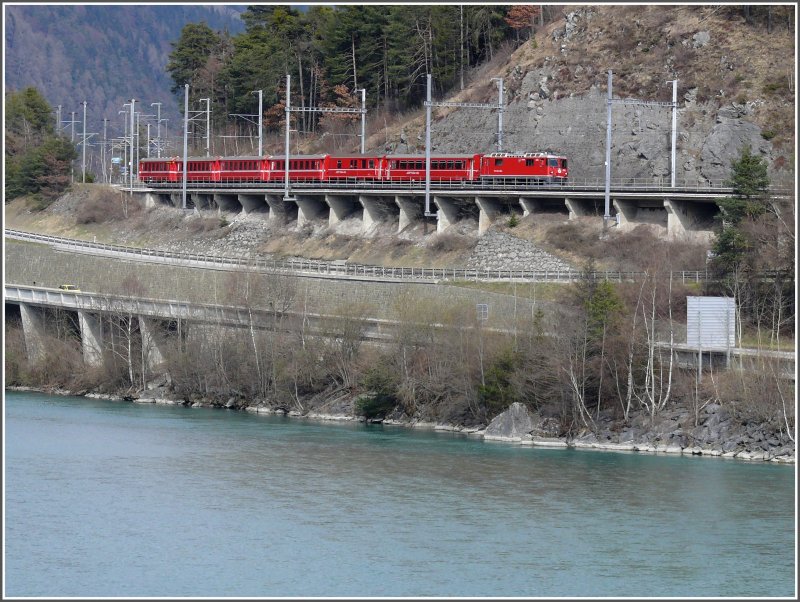 RE 1244 nach Disentis/Mustr mit Ge 4/4 II 614 an der Spitze bei der Einfahrt in den Bahnhof Reichenau-Tamins. Im Vordergrund der Rhein, die N13 und die Kantonsstrasse. (05.04.2008)