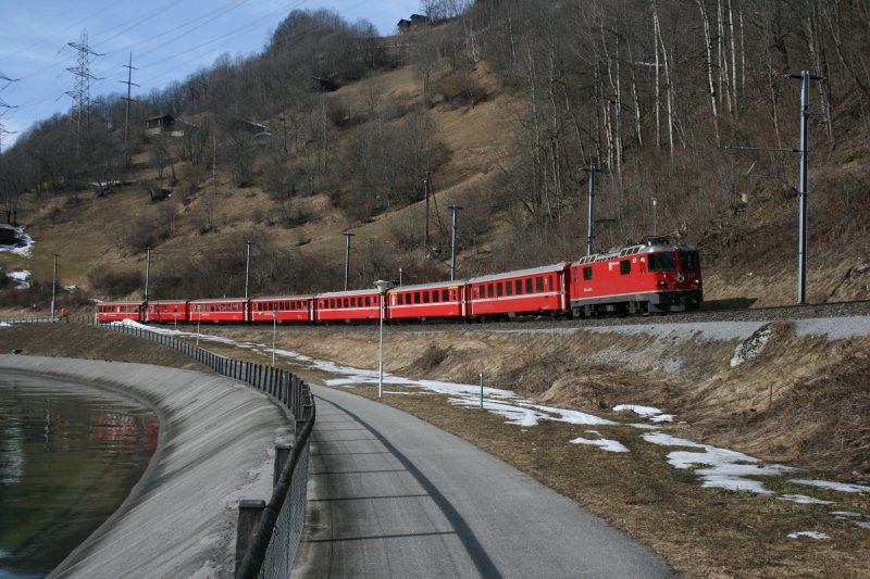 RE 1245 mit Ge 4/4 II 629 am 23.2.2008 zwischen Trun und Tavanasa. 