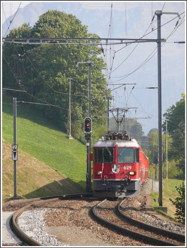RE 1248 mit Ge 4/4 II 629  Tiefencastel  fhrt in Saas ein. (24.09.2009)