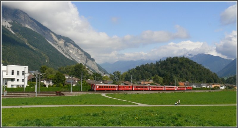 RE 1249 mit Ge 4/4 II 617  Ilanz  fhrt an den Gletscherhgeln (den sogenannten Tumas) bei Domat/Ems vorbei Richtung Chur. (16.09.2008)