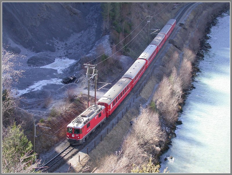 RE 1249 in der Rheinschlucht kurz vor Einfahrt in den Chrummwag-Tunnel. (04.03.2007)