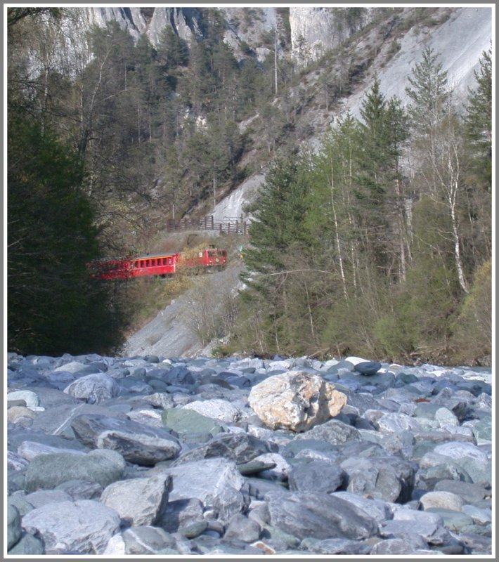 RE 1250 mit Ge 4/4 I 609  Linard  erscheint auf der andern Seite des Vorderrheins. (17.04.2007)