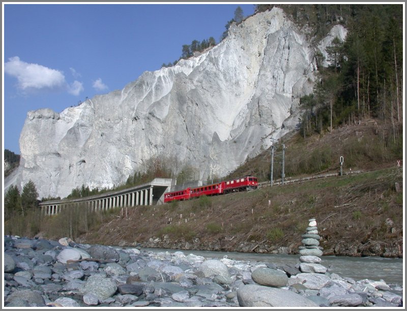 RE 1250 der sogenannte  Arbeiterexpress  verkehrt einmal Mo-Fr um 17.24Uhr ab Chur nach Ilanz. Ge 4/4 I 609 Linard zieht die zwei Wagen (1x+.Kl.+1x 2.Kl.)aus der Steinschlaggalerie ohne Halt durch Valendas-Sagogn. (17.04.2007)