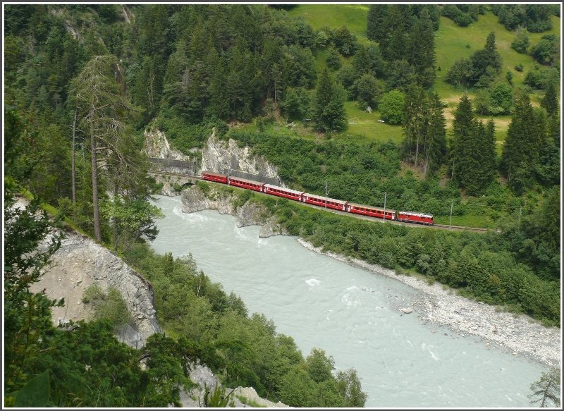 RE 1253 mit der Oberlnder 5 Wagen Standardgarnitur auf dem Weg nach Chur und Scuol-Tarasp. Der Rhein fhrt zur Zeit sehr viekl Schmelzwasser und die helle Farbe wird zustzlich durch Seitenflsse aus dem kalkigen Flimser Bergsturzgebiet verstrkt. (11.06.2008)