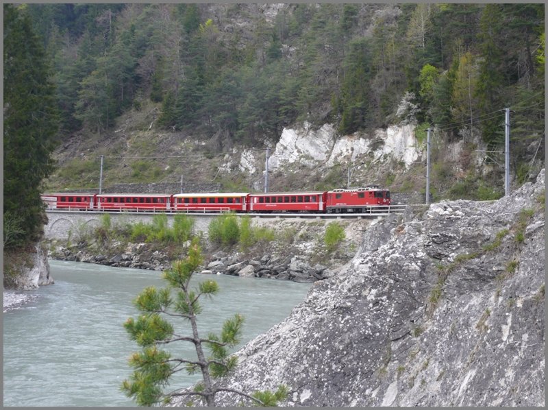 RE 1257 mit Ge 4/4 II 613  Domat/Ems . (21.04.2009)