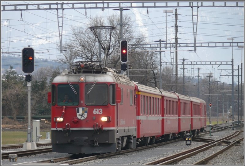 RE 1257 mt Ge 4/4 II 613  Domat/Ems  fhrt in Untervaz-Trimmis ein. (02..03.2009)