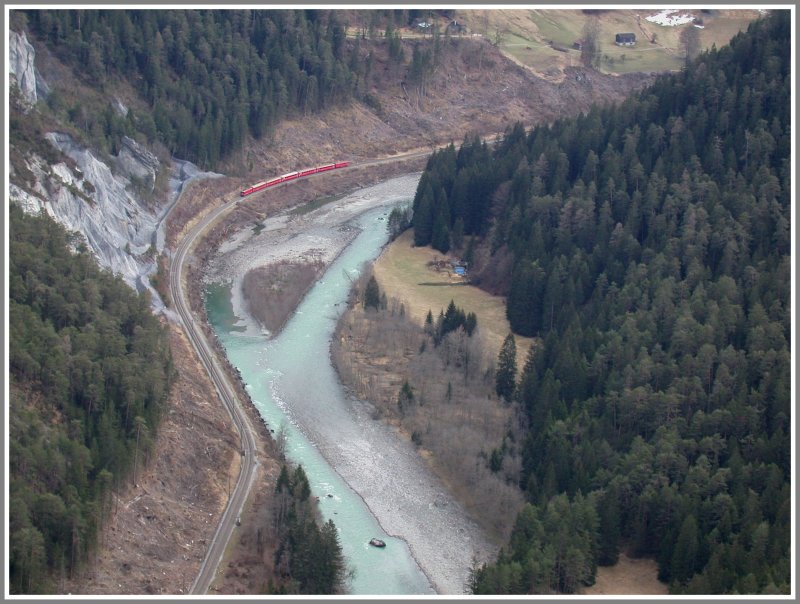 RE 1265 aus Disentis zwischen Valendas-Sagogn und Versam-Safien. Gut zu sehen sind auf diesen Bildern die gerodeten Bume entlang der Bahnlinie. Wegen des schneearmen Winters wurden beraus viele Bume gefllt, vorallem diejenigen die entlang der Fahrleitung standen. (26.03.2007)