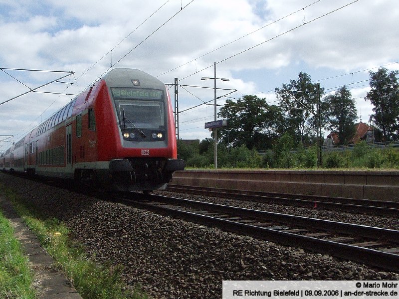 RE 14210 nach Bielefeld fhrt gerade durch Dedensen-Gmmer.