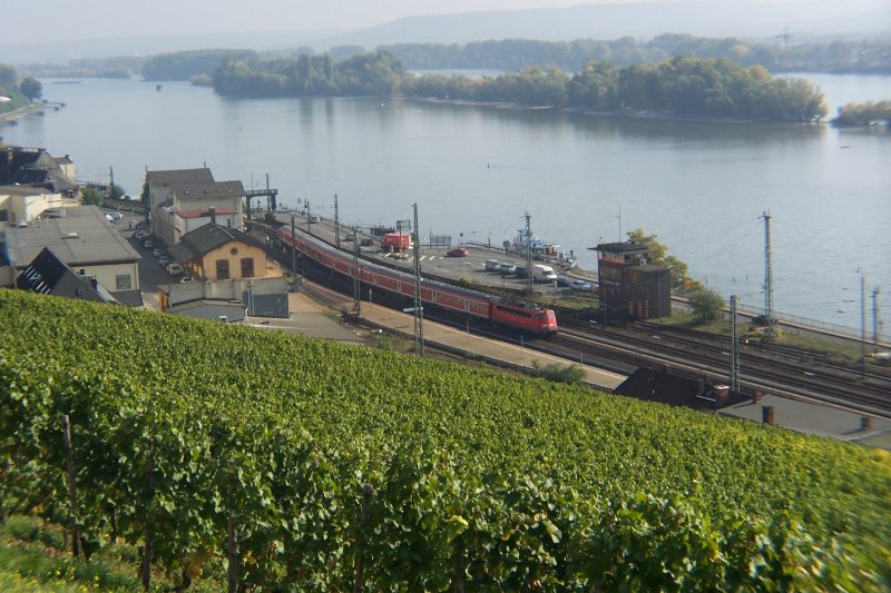 RE 15038 im Bf Rdesheim, gezogen von einer Bgelfalten E-10 in wunderbarer Landschaft