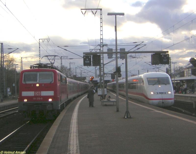 RE 15103 nach Hanau mit 111 215 wurde am 10.03.2006 bei der Ausfahrt aus Frankfurt am Main-Sd von 402 041 mit Steuerwagen 808 041 voraus berholt.