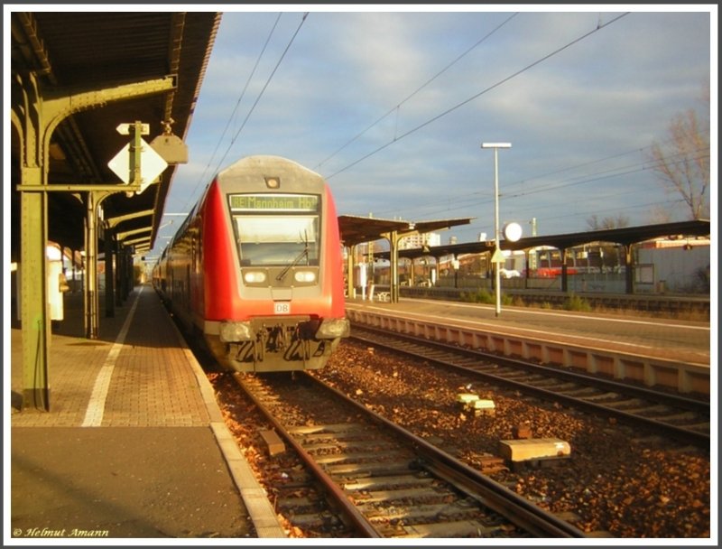 RE 15387 nach Mannheim hatte am 08.12.2007 auf Grund einer berholung durch einen ICE einige Minuten Aufenthalt im von der Morgensonne herrlich beleuchteten Bahnhof Lampertheim.