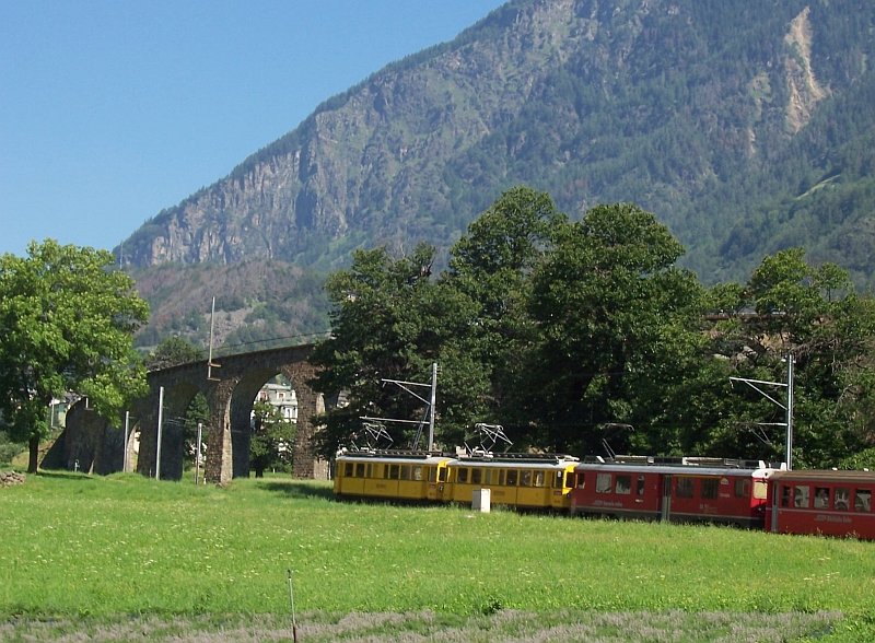 RE 1642 Tirano - St.Moritz am Sonntag, den 15.07.2007 kurz vor der Brckenschleife zwischen Campascio und Brusio mit folgender Besonderheit: Der Zug wird von 3 Triebwagen gezogen, blich sind nur 2, und zwar die beiden gelben Traditionstriebwagen ABe4 Nr.30 und 34, auerdem der rote Triebwagen ABe4/4 56 Coviglia.