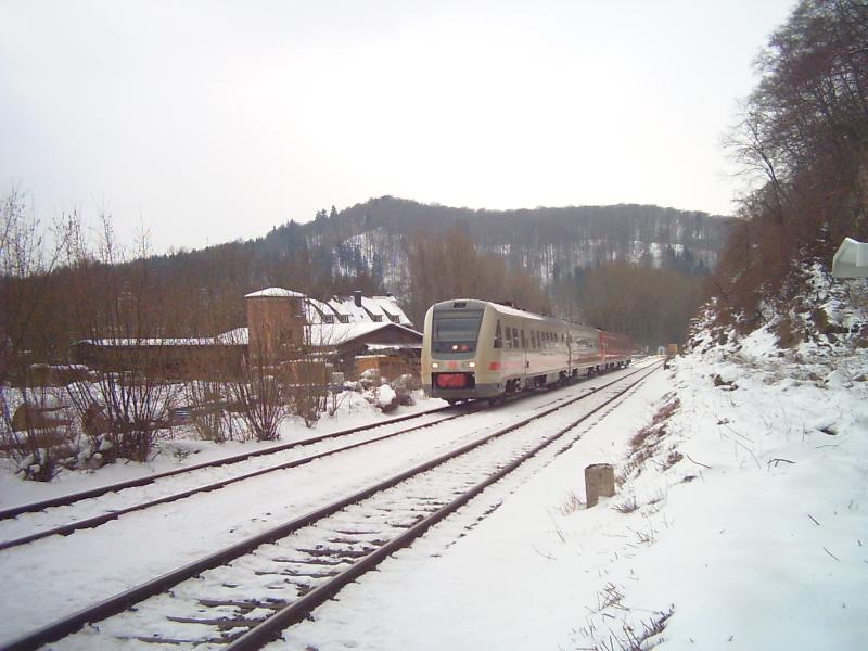 RE 17 von Hagen Hbf nach Kassel-Wilhelmsh�he kurz vor Meschede nahe Laer am 6.3.05