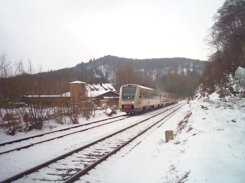 RE 17 von Hagen Hbf nach Kassel-Wilhelmshhe kurz vor Meschede nahe Laer am 6.3.05