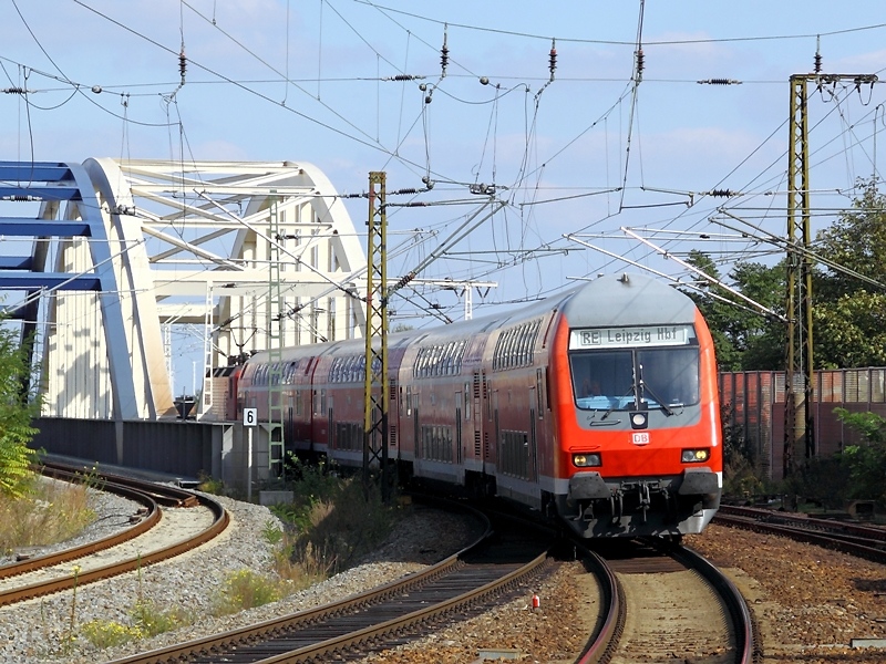 RE 17456 nach Leipzig Hbf kommt am 26.9.2009 in Riesa an.