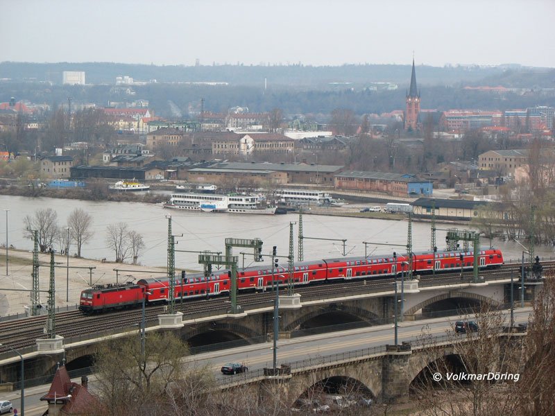 RE 17457 Leipzig - Dresden hat soeben auf der Marienbrcke die Elbe berquert - 13.04.2006
