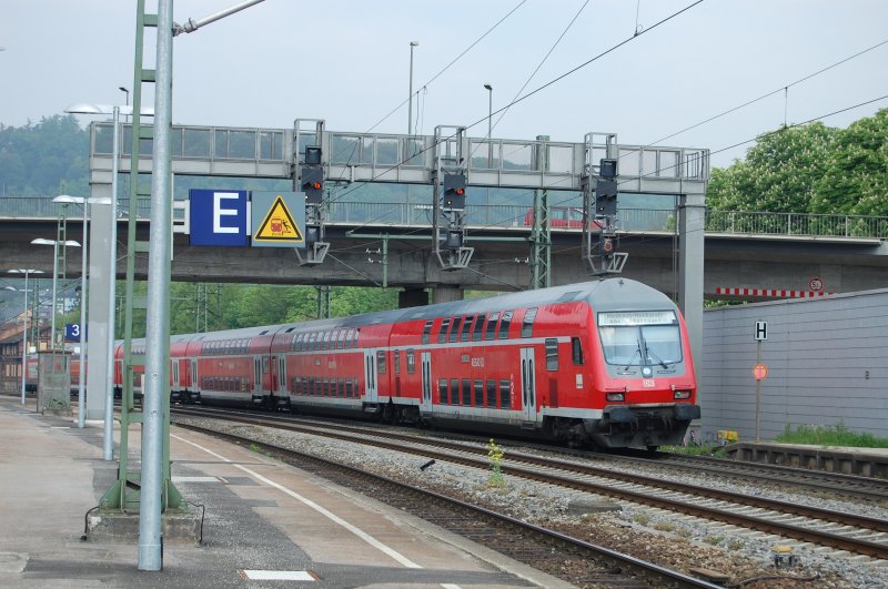 RE 19214 fhrt am 1.5.2009 aus Plochingen aus und unterquert dabei die Signalbrcke in Richtung Stuttgart.