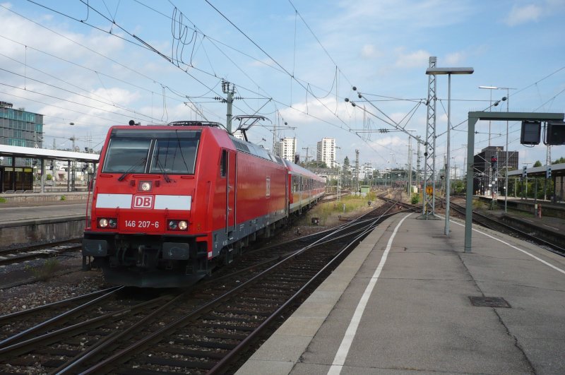 RE 19440, gezogen von der 146 207-6, bei der Einfahrt in den Stuttgarter Hbf. Dieser Zug, aus Schorndorf kommend, traf am 2.09.09 mal an Gleis 13 ein, statt an Gleis 11.
