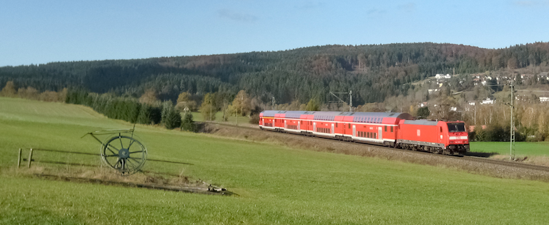 RE 19605 (Stuttgart - Singen (Htw)) mit Schublok 146 209-2 am 27. Oktober 2009 bei Mhringen.