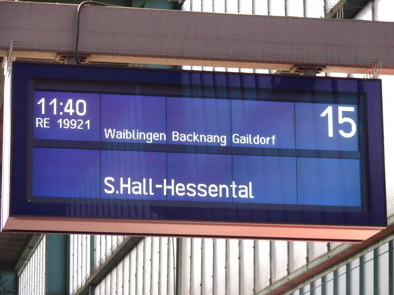 RE 19921 nach Schwbisch Hall-Hessental am 03.10.2007 im Bahnhof Stuttgart Hauptbahnhof.