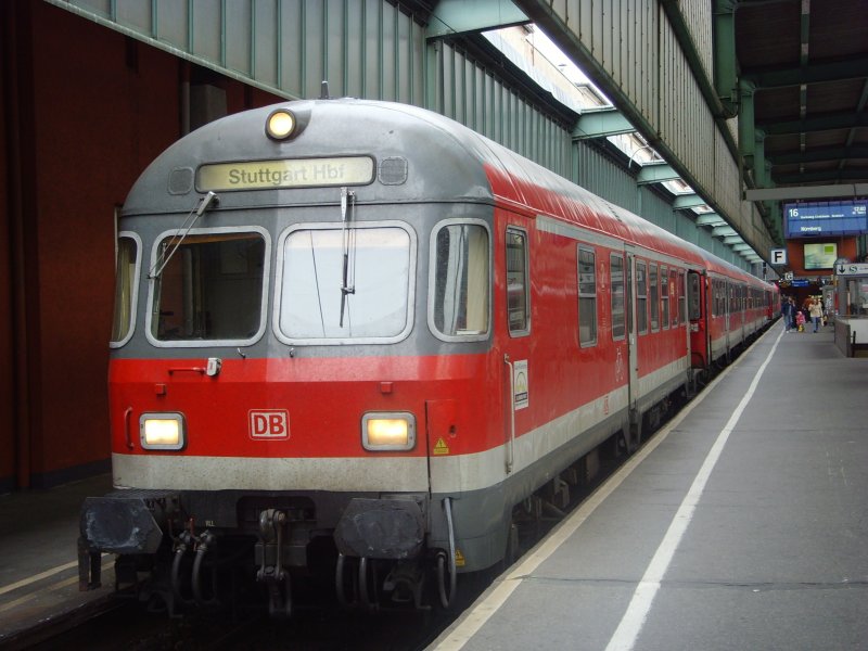 RE 19931 nach Nrnberg steht mit Karlsruher Kopf auf Gleis 16 in Stuttgart Hbf. 22.05.08