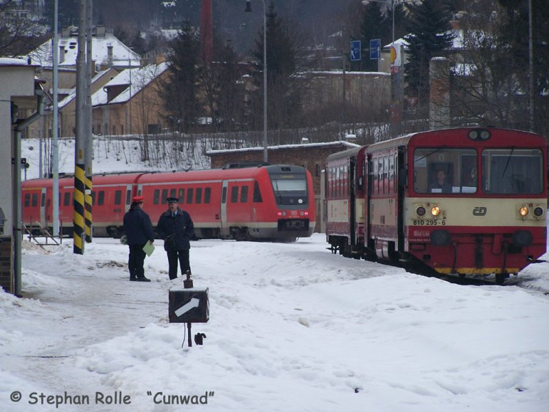 RE 2 mit 612 572 (Aufschrift Franken-Sachsen-Express) von Dresden Hbf nach Tanvald bei Ausfahrt in Jablonec n.N. am 31.01.2009. In der Gegenrichtung wartet ein Os nach Liberec mit 810 295 auf Weiterfahrt.