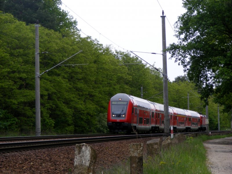 RE 2 nach Rathenow mal wieder, aber an einer anderen Fotostelle. Der Zug fhrt gerade mit voller Geschwindigkeit durch die Kurve. Schublok war die 112 103-4 am 12.05.
