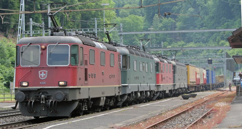 Re  20/20  mit Gterzug am Bzberg/AG, auf der Fahrt nach Basel