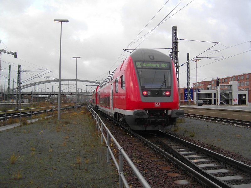 RE 21411 bei der Ausfahrt nach Hamburg Hbf am 20.12.08 in Lbeck Hbf.