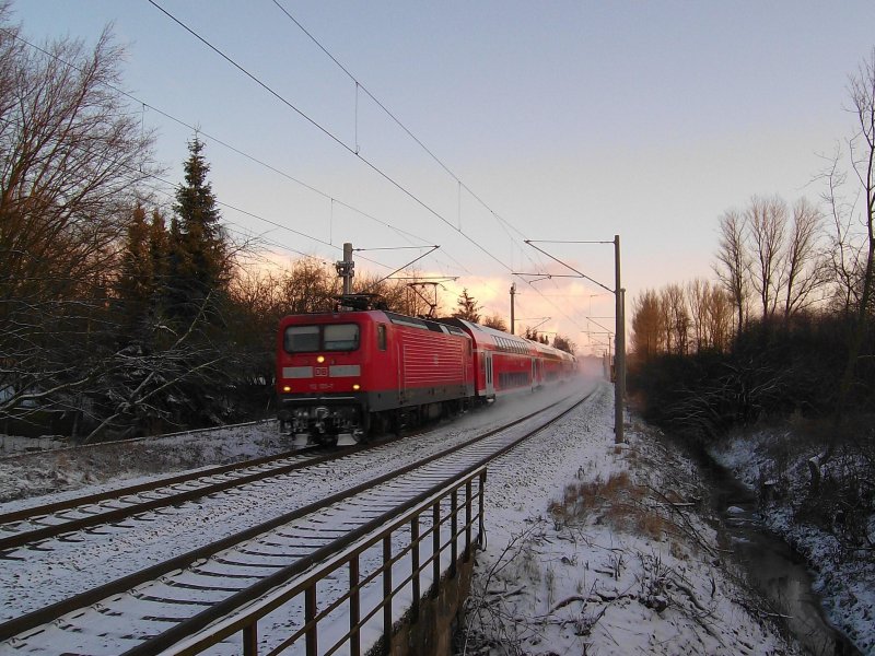 RE 21413 Lbeck Hbf - Hamburg Hbf gezogen von 112 155-7 bei der Einfahrt am 5.01.09 in Reinfeld (Holst.).