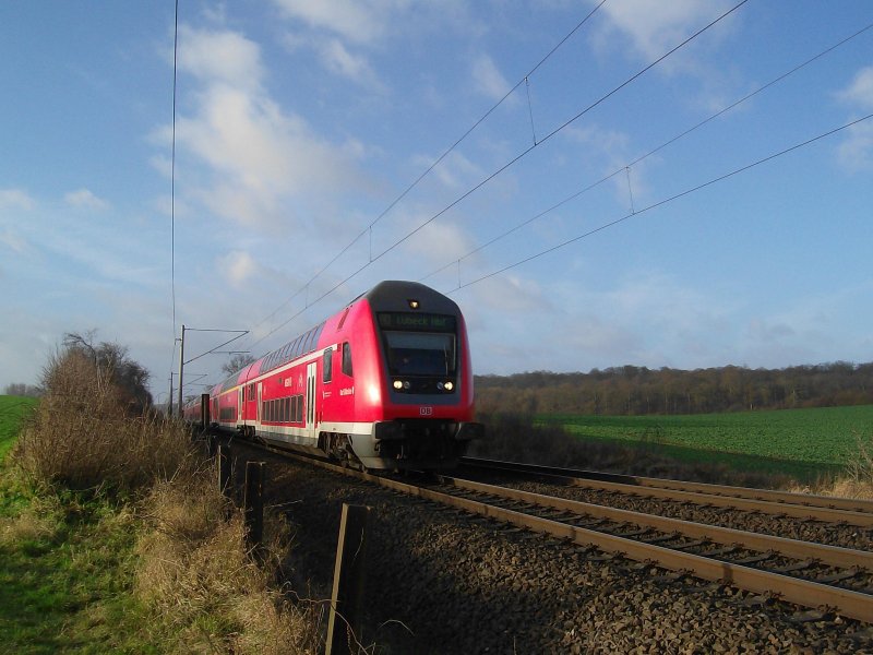 RE 21414 kurz vor der Einfahrt in Reinfeld (Holst.) am 22.12.08.