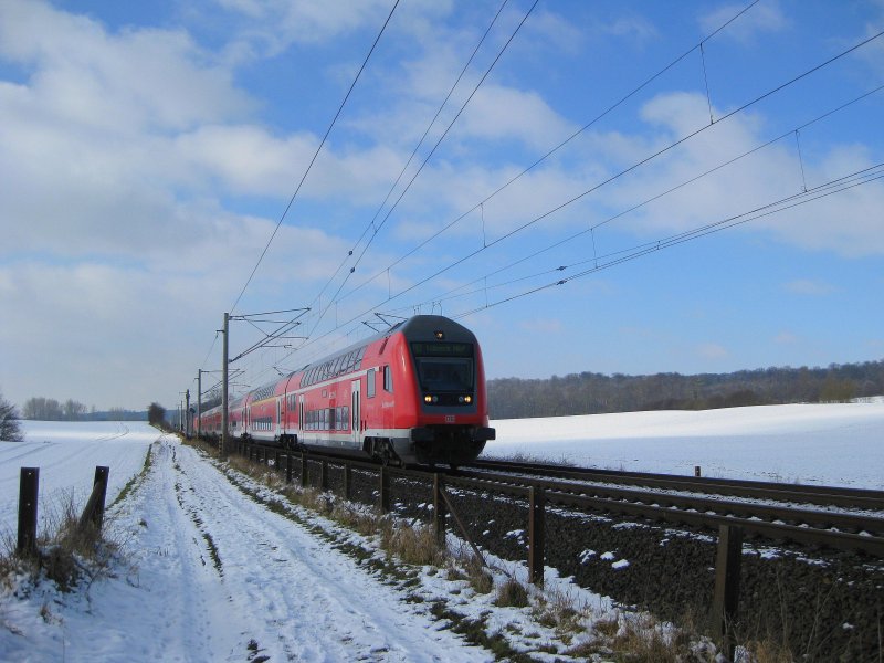 RE 21416 Hamburg Hbf - L�beck Hbf rast am 14.02.09 durch die verschneite Landschaft zum n�chsten Halt nach Reinfeld (Holst.).