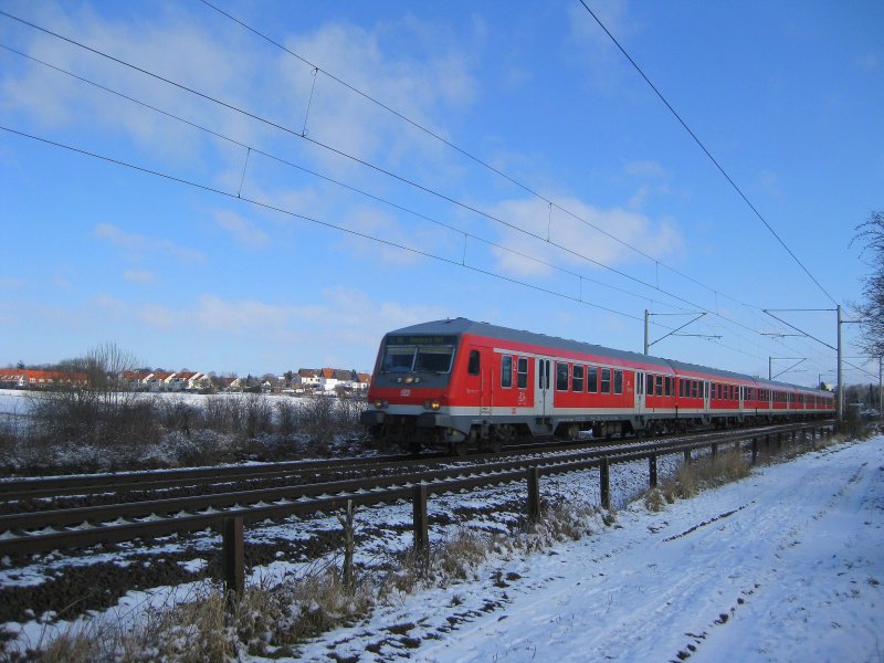 RE 21417 Kiel Hbf - Hamburg Hbf via L�beck Hbf ist am 14.02.09 bei Reinfeld (Holst.) Richtung Bad Oldesloe unterwegs.
