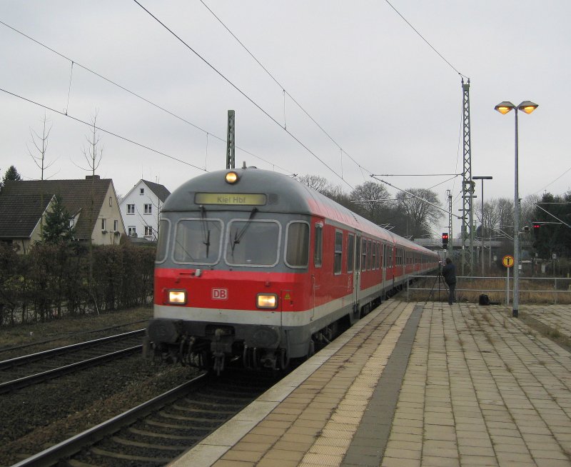 RE 21418 Hamburg Hbf - Kiel Hbf via L�beck Hbf durchf�hrt am 21.02.09 mit einem Karlsruher Stw. an der Spitze Hamburg-Wandsbek zum n�chsten Halt nach Bad Oldesloe.