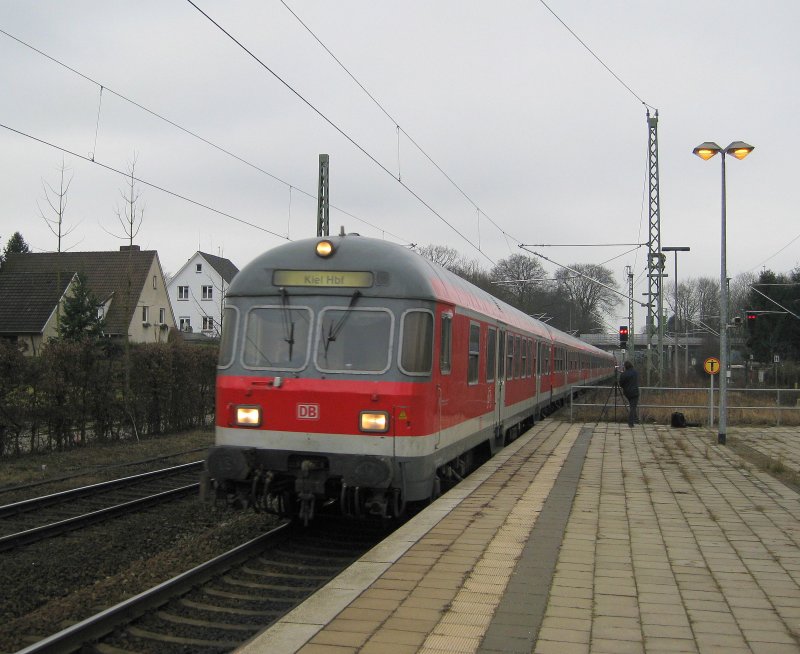 RE 21418 Hamburg Hbf - Kiel Hbf via Lbeck Hbf durchfhrt am 21.02.09 mit einem Karlsruher Stw. an der Spitze Hamburg-Wandsbek zum nchsten Halt nach Bad Oldesloe.