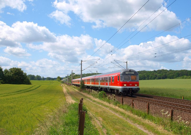 RE 21418 Hamburg Hbf - Kiel Hbf �ber L�beck Hbf kurz vor erreichen des Reinfelder Bahnhofs am 28.05.09 zwischen Bad Oldesloe und Reinfeld (Holst.)