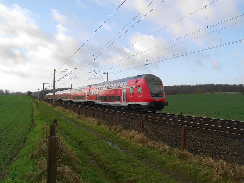 RE 21419 Lbeck Hbf - Hamburg Hbf kurz nach der Ausfahrt aus Reinfeld (Holst.) am 19.12.08.