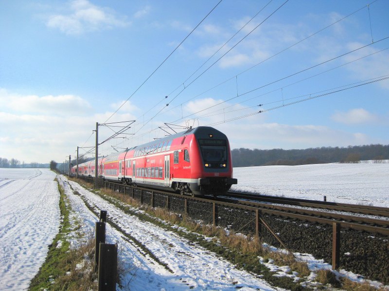 RE 21420 Hamburg Hbf - Lbeck Hbf rast am 14.02.09 durch die schn verschneite Winterlandschaft bei Reinfeld (Holst.).