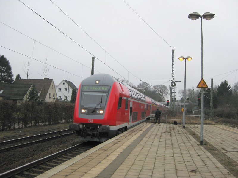RE 21420 Hamburg Hbf - Lbeck Hbf rast am 21.02.09 mit rund 140 km/h durch Hamburg-Wandsbek Richtung Bad Oldesloe.