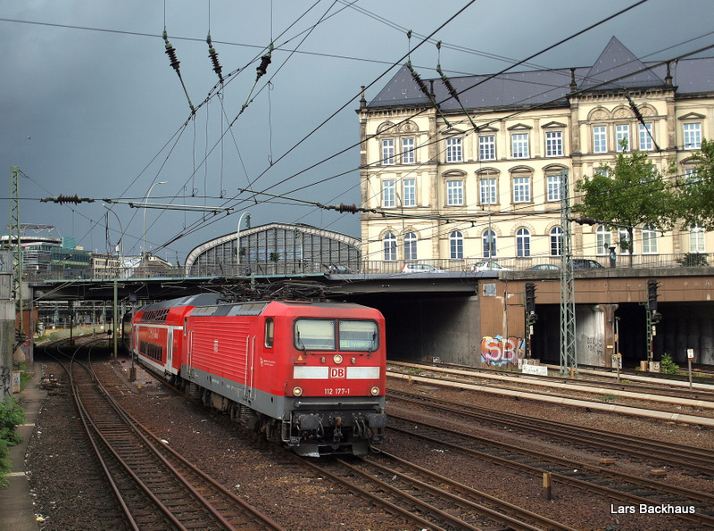 RE 21422 Hamburg Hbf - Lbeck Travemnde-Strand wird am 29.08.09 von 112 177-1 aus dem Hamburger Hbf gezogen und steuert nun den nchsten Planhalt Bad Oldesloe an.