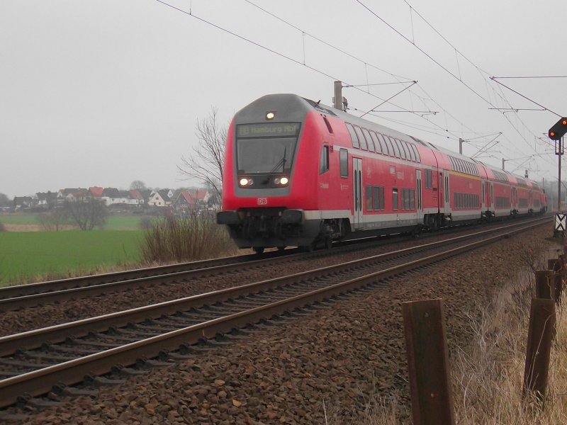 RE 21423 geschoben von einer 218 kurz nach der Abfahrt in Reinfeld (Holst.). Nchster Halt ist Bad Oldesloe.