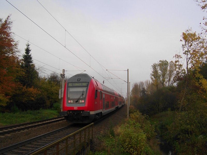 RE 21424 kurz nach der Ausfahrt aus Reinfeld (Holst.) am 2.11.08. Ziel ist Lbeck Hbf.