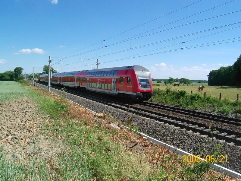RE 21425 geschoben von einer 218 am 21.06.08 kurz vor Reinfeld. Dieser Zug fuhr im GWB, da die Elektrifizierung gerade in der Vollendung ist.
