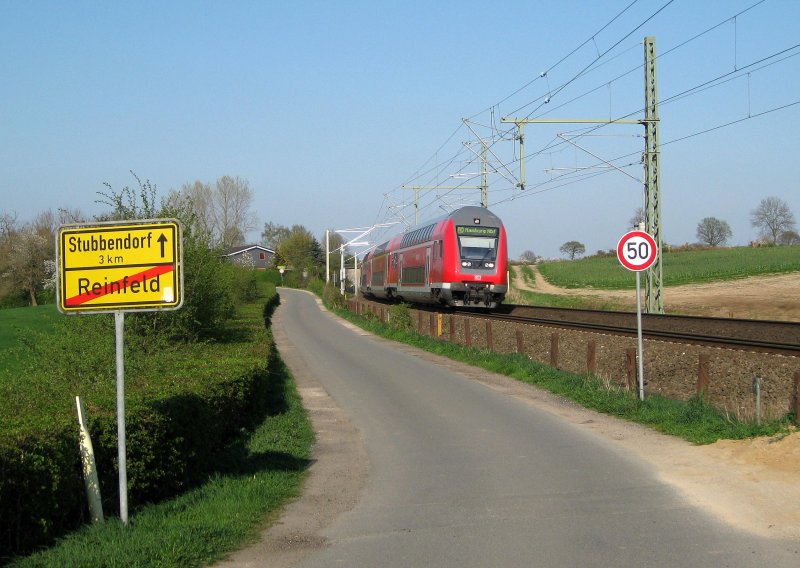 RE 21427 Lbeck Hbf - Hamburg Hbf bei der Ortausfahrt in Reinfeld Richtung Altenfelde am 16.04.09. 