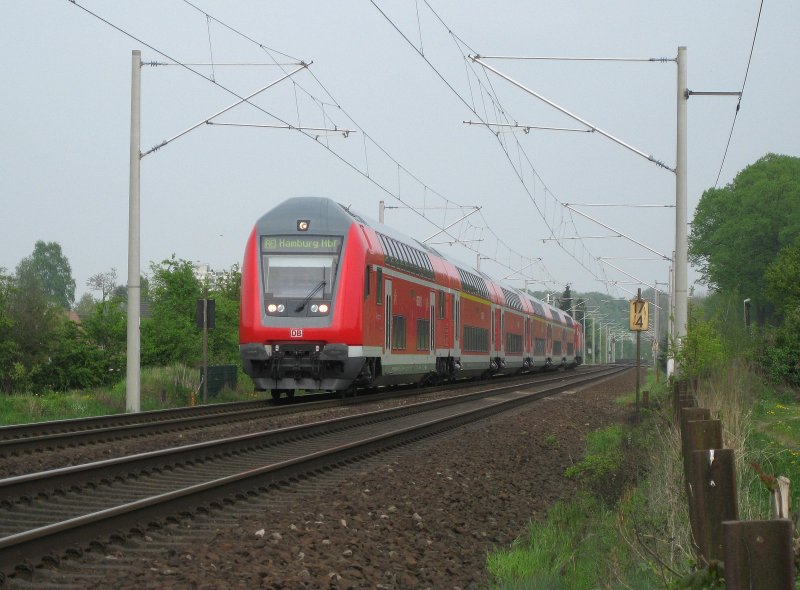 RE 21429 L�beck Hbf - Hamburg Hbf kurz nach der Ausfahrt aus Reinfeld (Holst.) am 29.04.09.