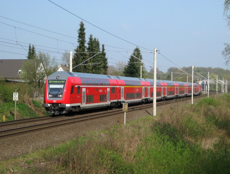 RE 21575 Lbeck Hbf - Hamburg Hbf beschleunigt am 15.04.09 nach kurzem Halt in Reinfeld (Holst.) Richtung Bad Oldesloe.