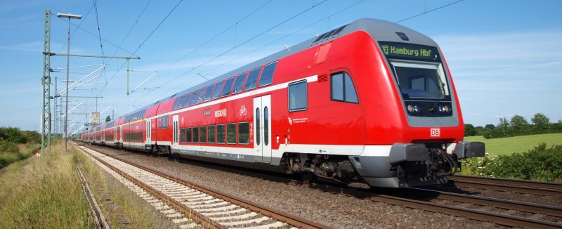 RE 21577 L�beck Hbf - Hamburg Hbf passiert nach kurzem Zwischenhalt in Bad Oldesloe die s�dliche Bahnhofsausfahrt und f�hrt nun ohne Zwischenstop nach Hamburg Hbf.