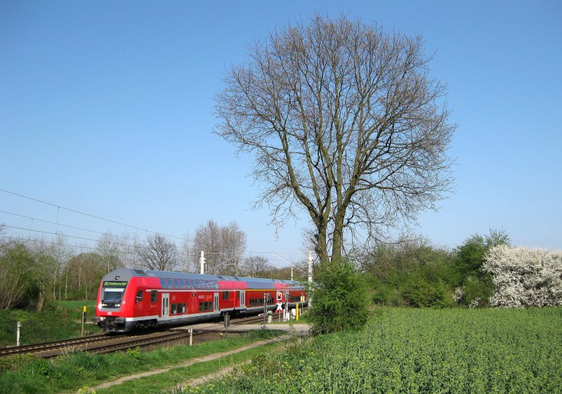 RE 21577 nach Hamburg Hbf berquert am 16.04.09 den B am Km 9.8 an der Kbs 140 bei Reeke.
